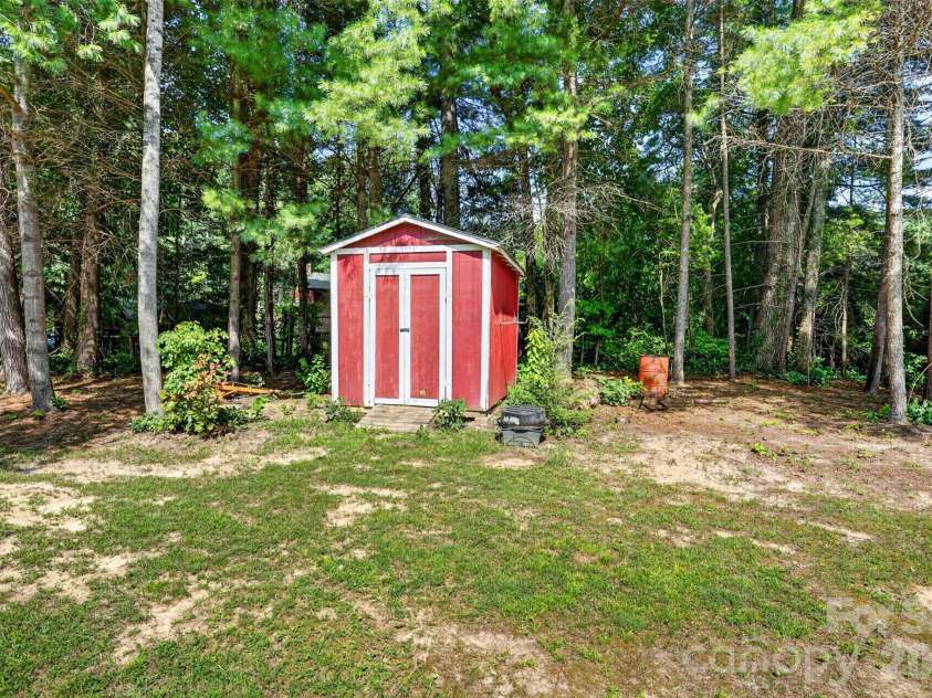 227 Sean Way, Hendersonville, NC 28792.  MLS# CAR4405713, YatesRealty ID 39043. 