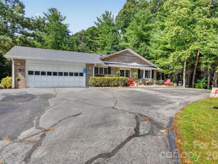 227 Sean Way, Hendersonville, NC 28792.  MLS# CAR4405713, YatesRealty ID 39043. 