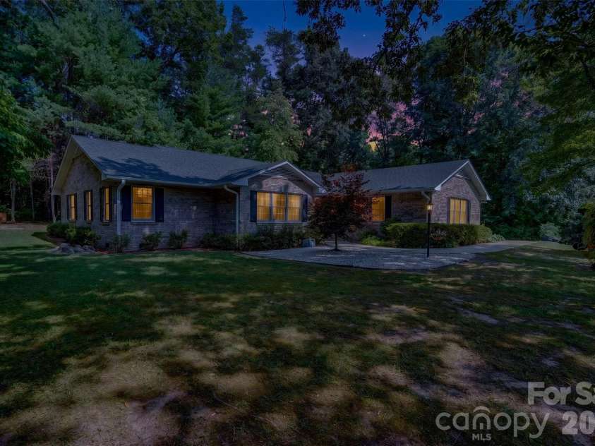 227 Sean Way, Hendersonville, NC 28792.  MLS# CAR4405713, YatesRealty ID 39043. 