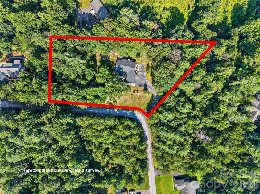 227 Sean Way, Hendersonville, NC 28792.  MLS# CAR4405713, YatesRealty ID 39043. 