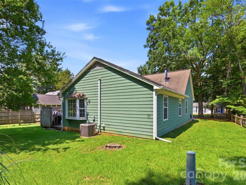 12615 Delman Lane, Pineville, NC 28134.  MLS# CAR4399932, YatesRealty ID 39051. 