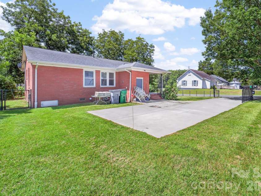 8418 Moores Chapel Road, Charlotte, NC 28214.  MLS# CAR4405013, YatesRealty ID 39057. 