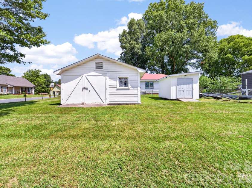 8418 Moores Chapel Road, Charlotte, NC 28214.  MLS# CAR4405013, YatesRealty ID 39057. 