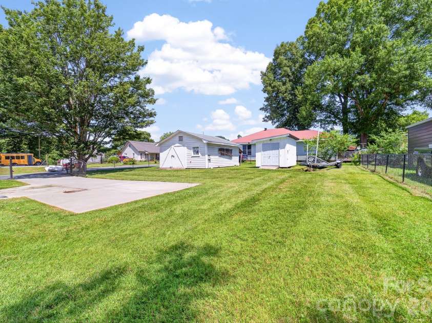 8418 Moores Chapel Road, Charlotte, NC 28214.  MLS# CAR4405013, YatesRealty ID 39057. 