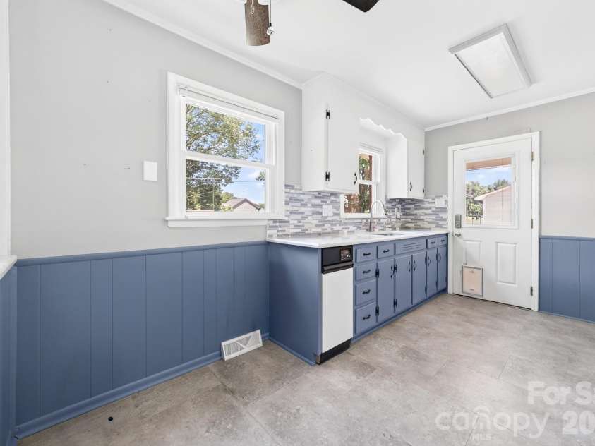 8418 Moores Chapel Road, Charlotte, NC 28214.  MLS# CAR4405013, YatesRealty ID 39057. Kitchen