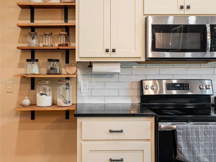 111 Eastmoor Drive, Asheville, NC 28805.  MLS# CAR4182621, YatesRealty ID 3906. 