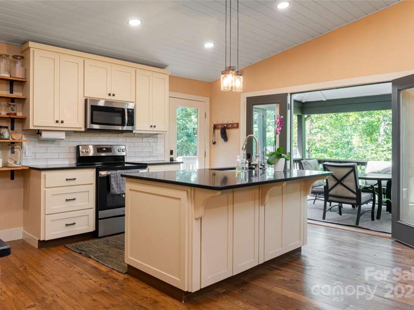 111 Eastmoor Drive, Asheville, NC 28805.  MLS# CAR4182621, YatesRealty ID 3906. 