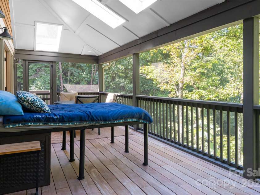 111 Eastmoor Drive, Asheville, NC 28805.  MLS# CAR4182621, YatesRealty ID 3906. 