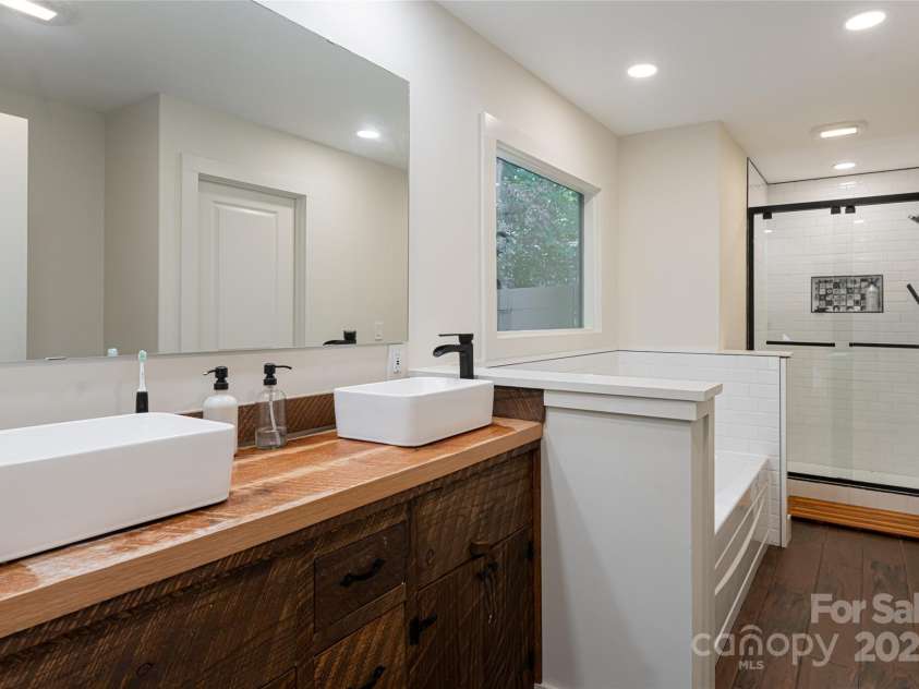 111 Eastmoor Drive, Asheville, NC 28805.  MLS# CAR4182621, YatesRealty ID 3906. 