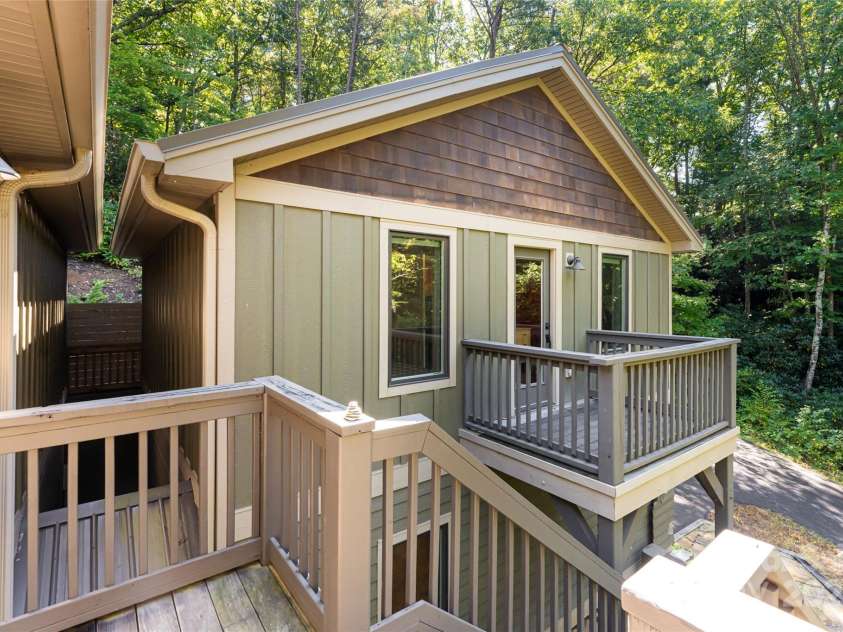 111 Eastmoor Drive, Asheville, NC 28805.  MLS# CAR4182621, YatesRealty ID 3906. 