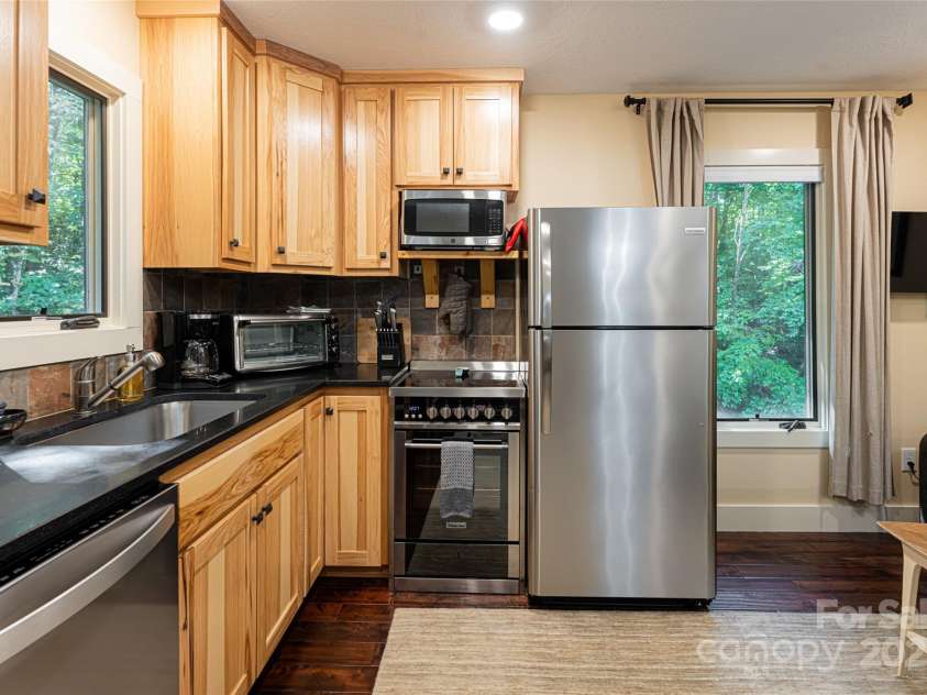 111 Eastmoor Drive, Asheville, NC 28805.  MLS# CAR4182621, YatesRealty ID 3906. 