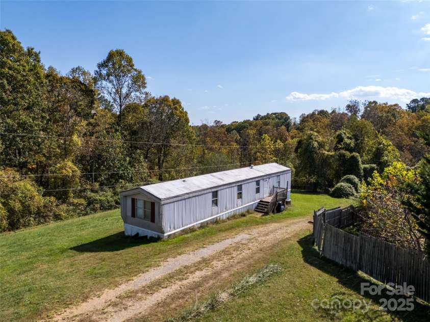 17 Hat Creek Drive, Asheville, NC 28806.  MLS# CAR4317652, YatesRealty ID 3906. 