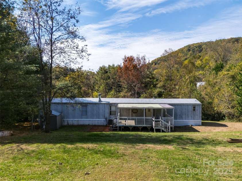 17 Hat Creek Drive, Asheville, NC 28806.  MLS# CAR4317652, YatesRealty ID 3906. 