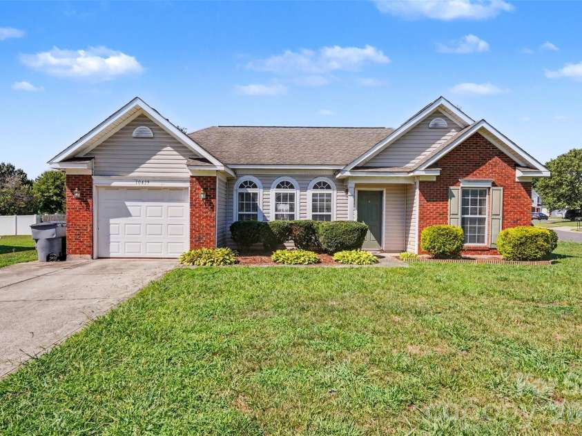 10439 Green Hedge Avenue, Charlotte, NC 28269.  MLS# CAR4403704, YatesRealty ID 39061. 