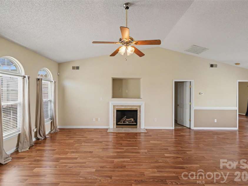 10439 Green Hedge Avenue, Charlotte, NC 28269.  MLS# CAR4403704, YatesRealty ID 39061. 