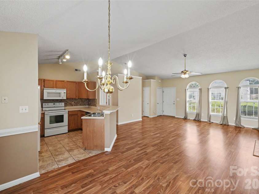 10439 Green Hedge Avenue, Charlotte, NC 28269.  MLS# CAR4403704, YatesRealty ID 39061. 
