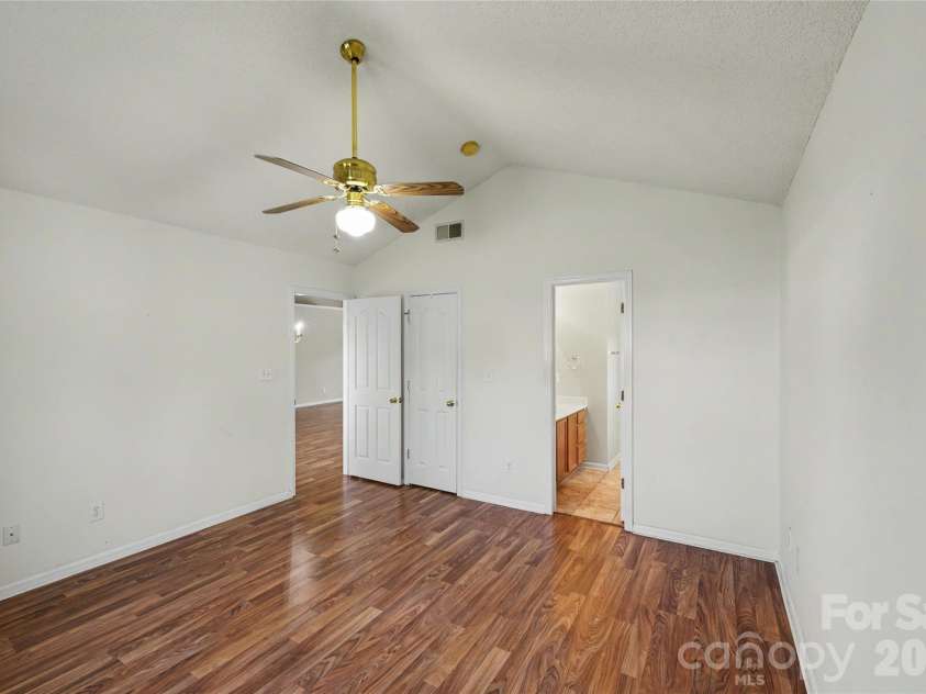 10439 Green Hedge Avenue, Charlotte, NC 28269.  MLS# CAR4403704, YatesRealty ID 39061. 