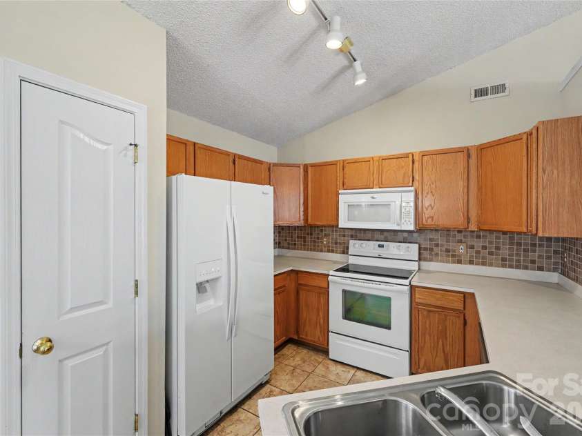 10439 Green Hedge Avenue, Charlotte, NC 28269.  MLS# CAR4403704, YatesRealty ID 39061. 