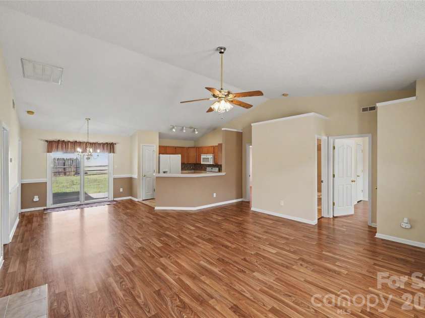 10439 Green Hedge Avenue, Charlotte, NC 28269.  MLS# CAR4403704, YatesRealty ID 39061. 
