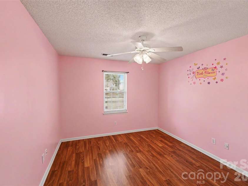 10439 Green Hedge Avenue, Charlotte, NC 28269.  MLS# CAR4403704, YatesRealty ID 39061. 