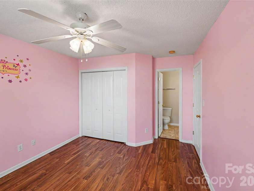 10439 Green Hedge Avenue, Charlotte, NC 28269.  MLS# CAR4403704, YatesRealty ID 39061. 