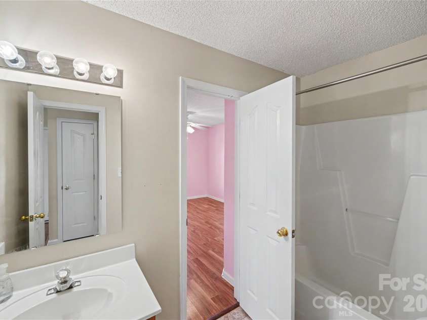 10439 Green Hedge Avenue, Charlotte, NC 28269.  MLS# CAR4403704, YatesRealty ID 39061. 