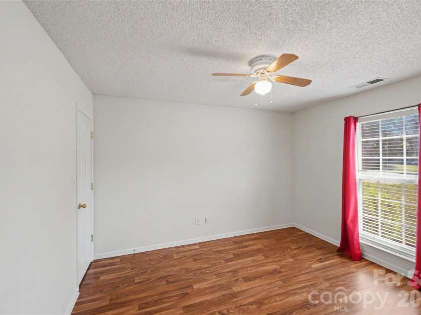 10439 Green Hedge Avenue, Charlotte, NC 28269.  MLS# CAR4403704, YatesRealty ID 39061. 