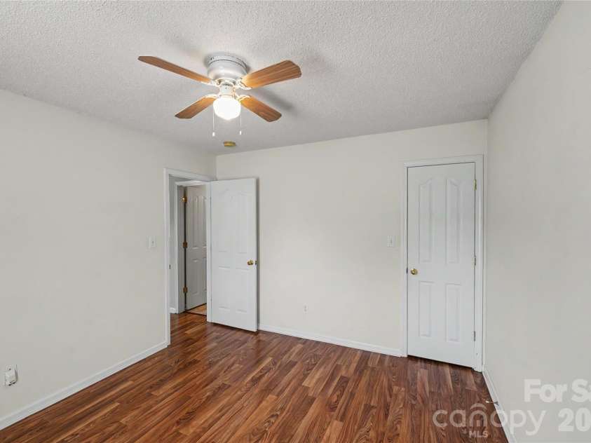 10439 Green Hedge Avenue, Charlotte, NC 28269.  MLS# CAR4403704, YatesRealty ID 39061. 