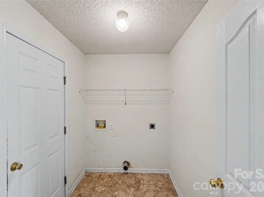 10439 Green Hedge Avenue, Charlotte, NC 28269.  MLS# CAR4403704, YatesRealty ID 39061. 