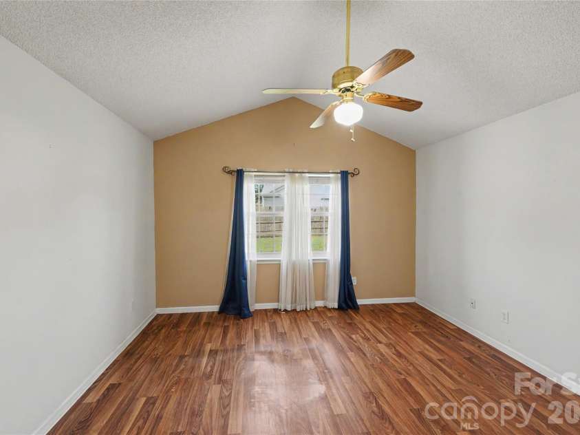 10439 Green Hedge Avenue, Charlotte, NC 28269.  MLS# CAR4403704, YatesRealty ID 39061. 