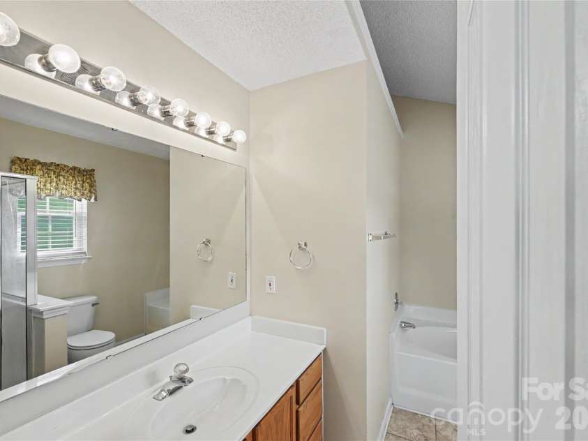 10439 Green Hedge Avenue, Charlotte, NC 28269.  MLS# CAR4403704, YatesRealty ID 39061. 