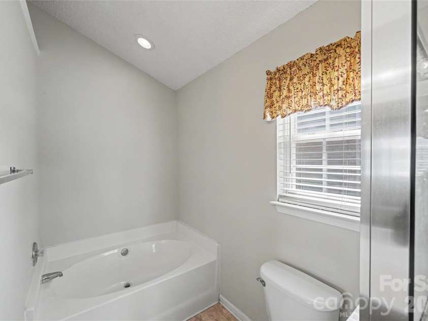 10439 Green Hedge Avenue, Charlotte, NC 28269.  MLS# CAR4403704, YatesRealty ID 39061. 