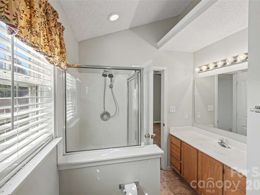 10439 Green Hedge Avenue, Charlotte, NC 28269.  MLS# CAR4403704, YatesRealty ID 39061. 