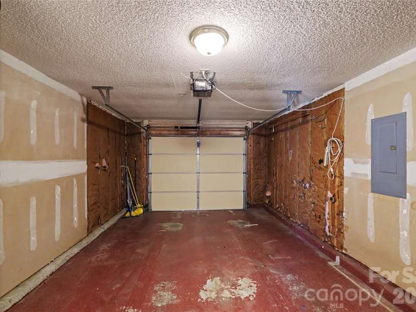 10439 Green Hedge Avenue, Charlotte, NC 28269.  MLS# CAR4403704, YatesRealty ID 39061. 