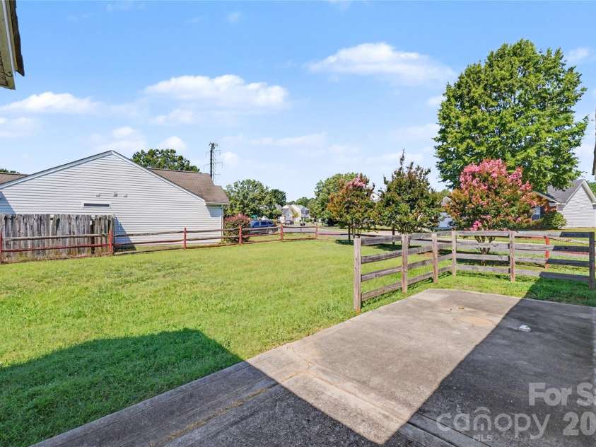10439 Green Hedge Avenue, Charlotte, NC 28269.  MLS# CAR4403704, YatesRealty ID 39061. 