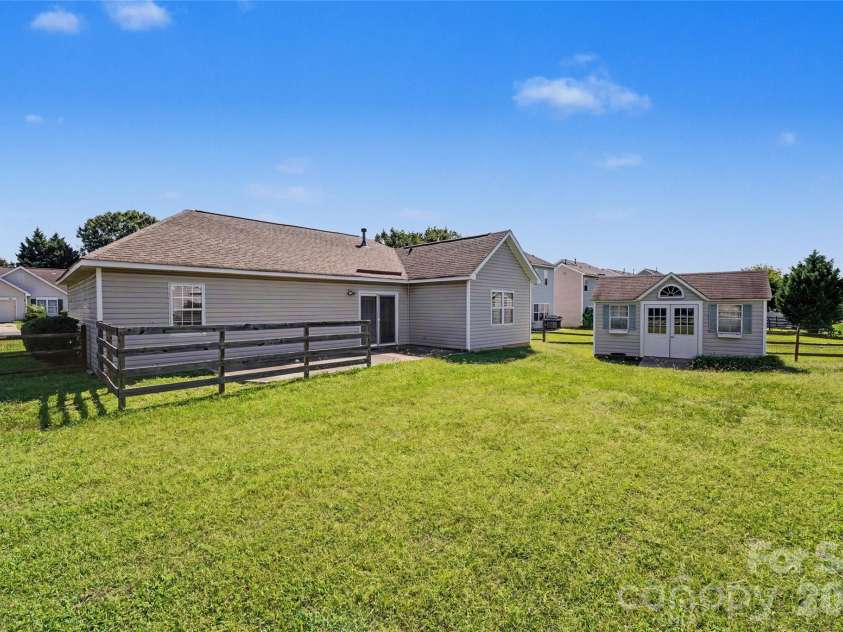 10439 Green Hedge Avenue, Charlotte, NC 28269.  MLS# CAR4403704, YatesRealty ID 39061. 