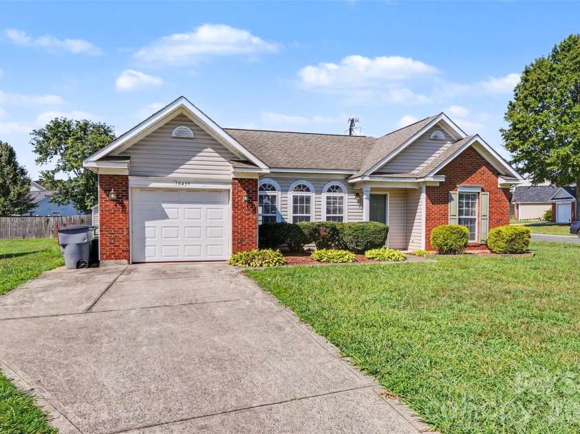 10439 Green Hedge Avenue, Charlotte, NC 28269.  MLS# CAR4403704, YatesRealty ID 39061. 