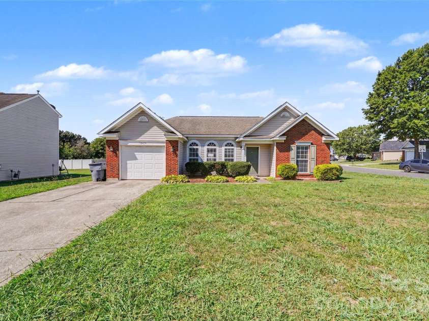 10439 Green Hedge Avenue, Charlotte, NC 28269.  MLS# CAR4403704, YatesRealty ID 39061. 