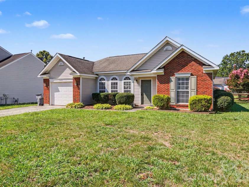 10439 Green Hedge Avenue, Charlotte, NC 28269.  MLS# CAR4403704, YatesRealty ID 39061. 