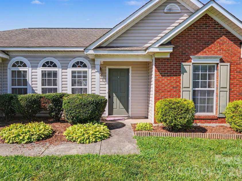 10439 Green Hedge Avenue, Charlotte, NC 28269.  MLS# CAR4403704, YatesRealty ID 39061. 