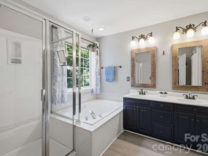 16914 Hampton Trace Road, Huntersville, NC 28078.  MLS# CAR4405129, YatesRealty ID 39062. Owners bath