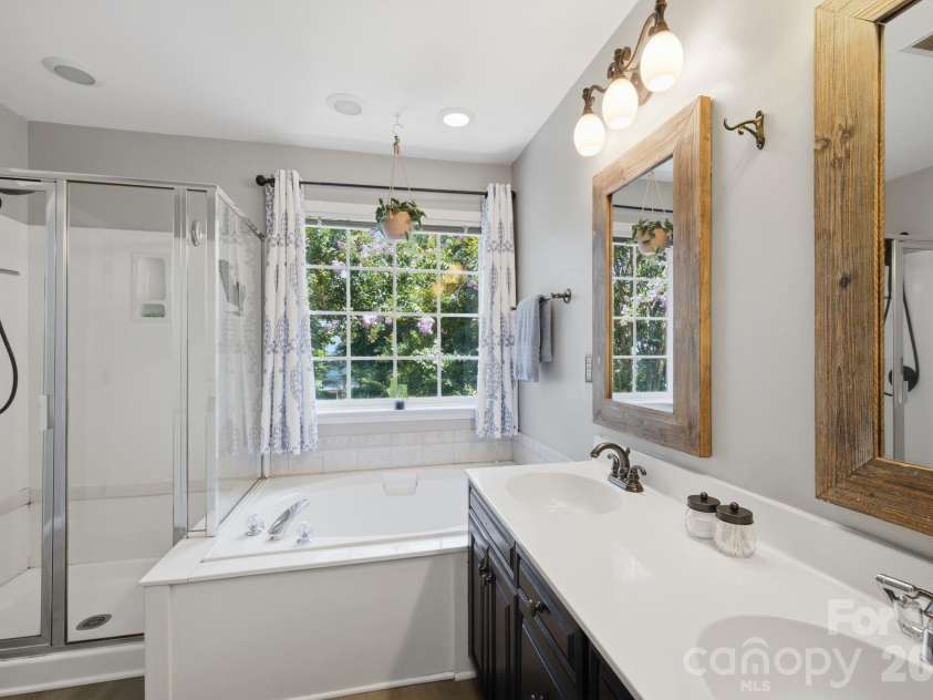 16914 Hampton Trace Road, Huntersville, NC 28078.  MLS# CAR4405129, YatesRealty ID 39062. Owners bath