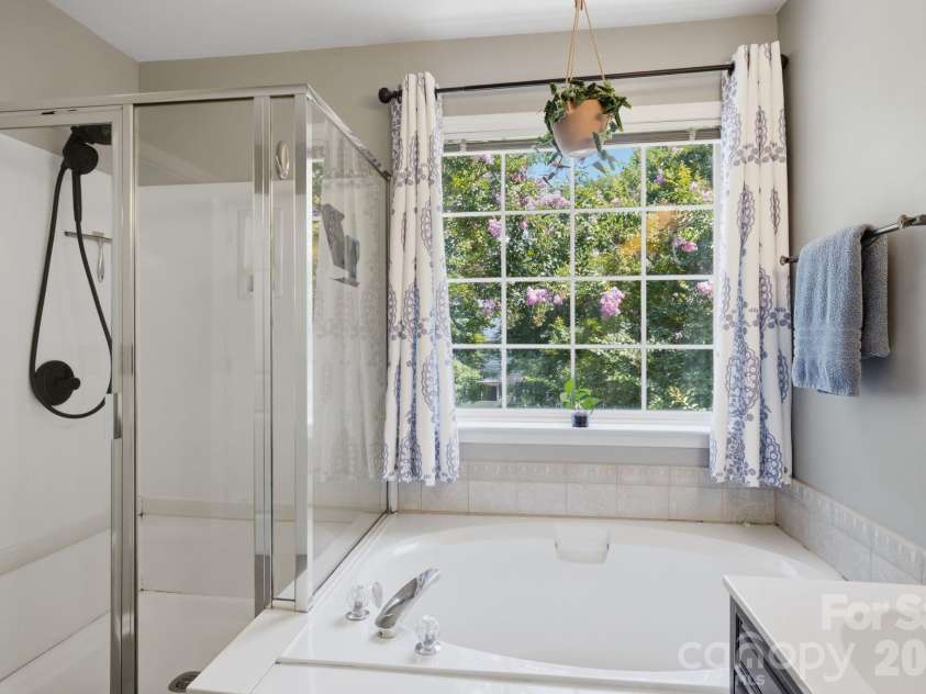 16914 Hampton Trace Road, Huntersville, NC 28078.  MLS# CAR4405129, YatesRealty ID 39062. Owners bath