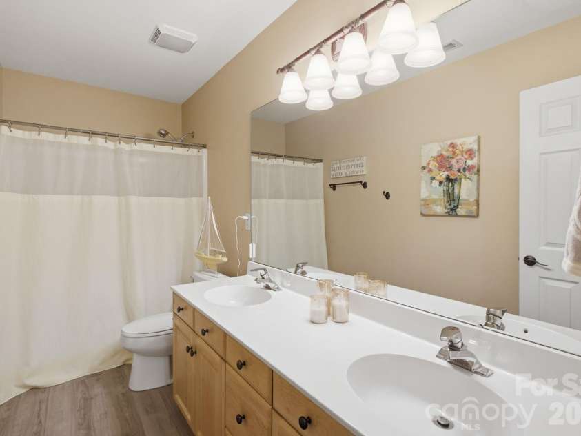 16914 Hampton Trace Road, Huntersville, NC 28078.  MLS# CAR4405129, YatesRealty ID 39062. Upstairs bathroom