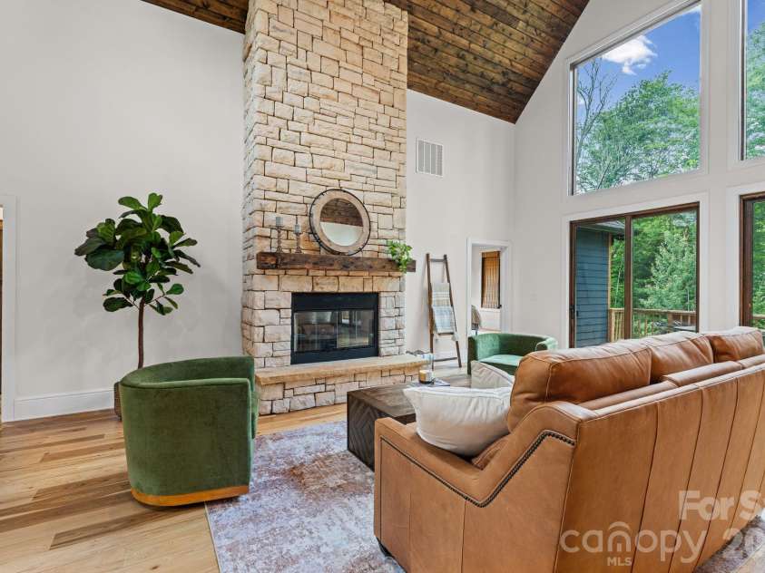 289 Linville River Drive, Linville, NC 28646.  MLS# CAR4405744, YatesRealty ID 39063. Great eoom
