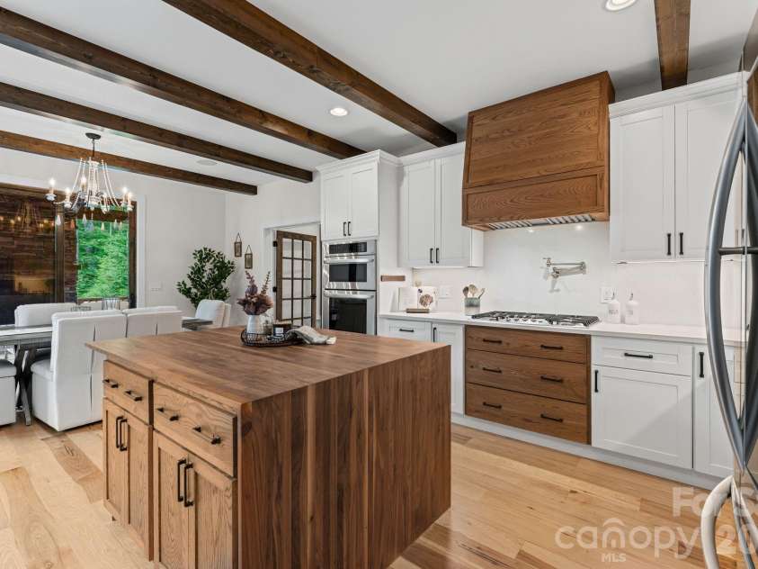 289 Linville River Drive, Linville, NC 28646.  MLS# CAR4405744, YatesRealty ID 39063. Kitchen