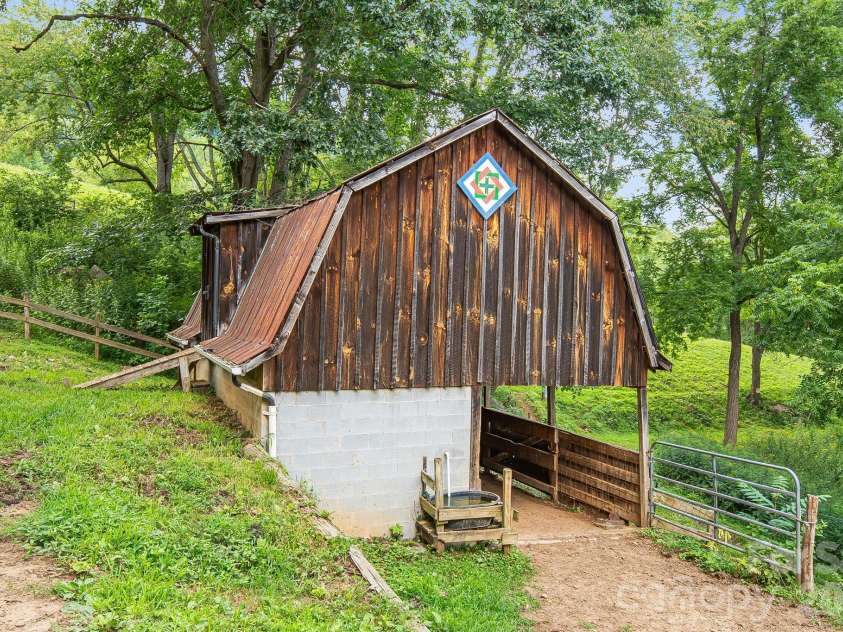 200 Black Hawk Trail, Waynesville, NC 28785.  MLS# CAR4404576, YatesRealty ID 39066. 