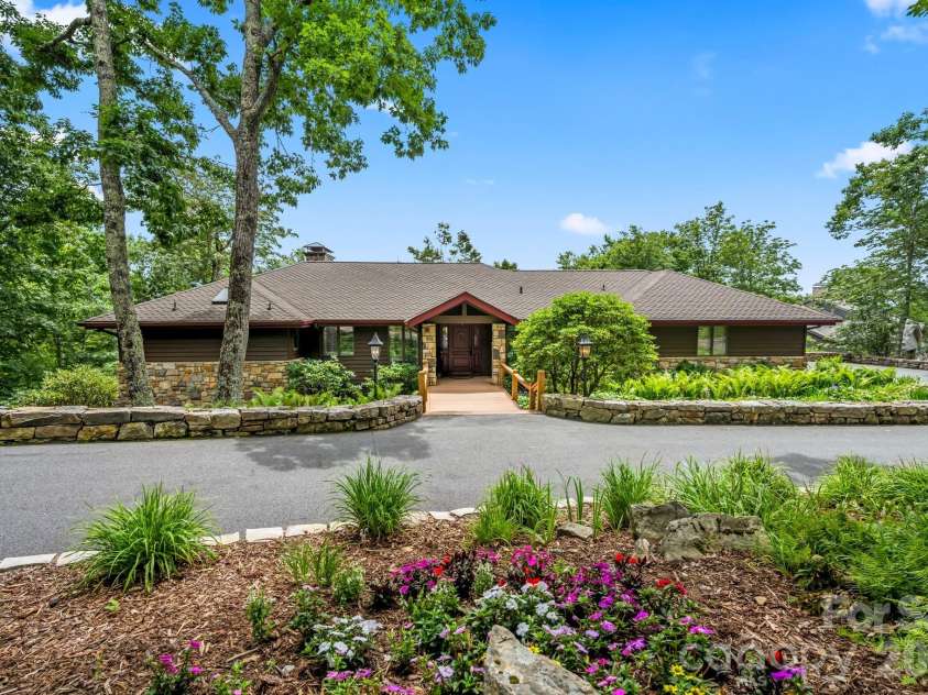 815 Crest Trail, Linville, NC 28646.  MLS# CAR4406068, YatesRealty ID 39068. 