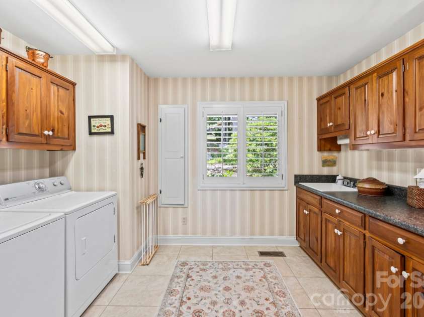 815 Crest Trail, Linville, NC 28646.  MLS# CAR4406068, YatesRealty ID 39068. 