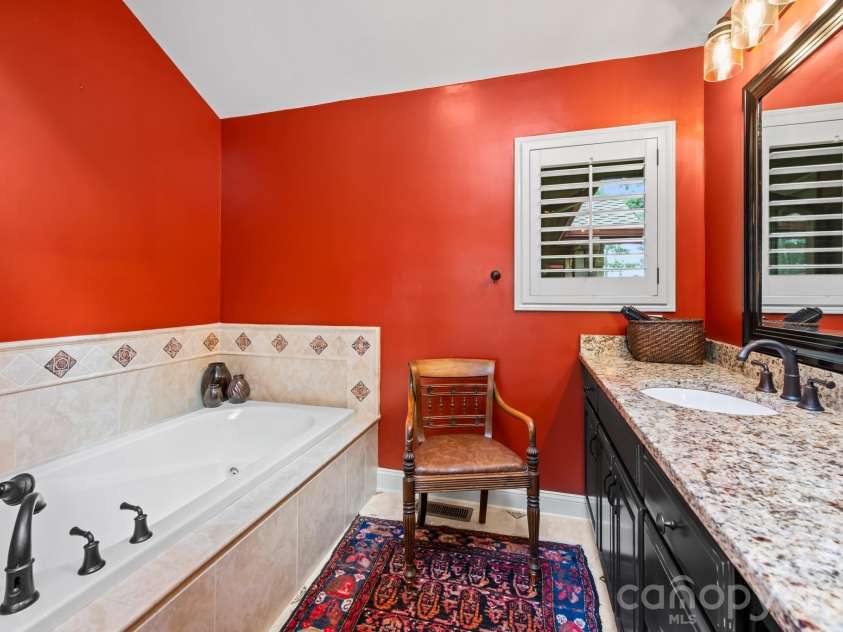815 Crest Trail, Linville, NC 28646.  MLS# CAR4406068, YatesRealty ID 39068. Primary Bath